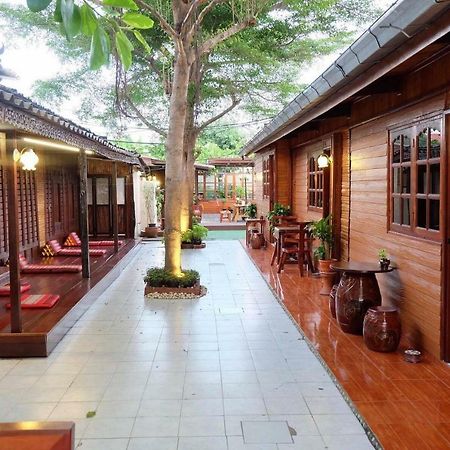 Binlar Guesthouse Ayutthaya Extérieur photo